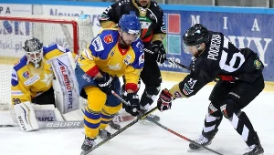 Hokeista TatrySki Podhala Nowy Targ Łukasz Siuty (C) i Bartłomiej Pociecha (P) z GKS Tychy podczas meczu PHL 27 bm. Z lewej bramkarz Podhala Przemysław Odrobny