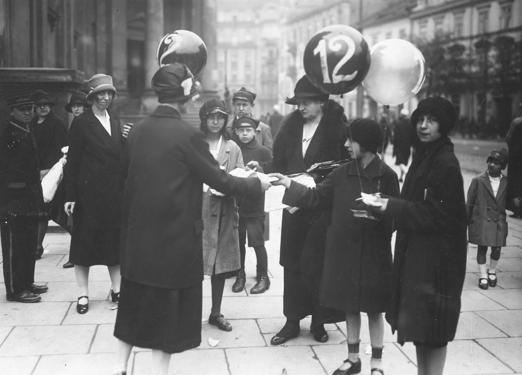 Kobiety agitujące przed wyborami do Rad Dzielnic Warszawy, 1927 rok