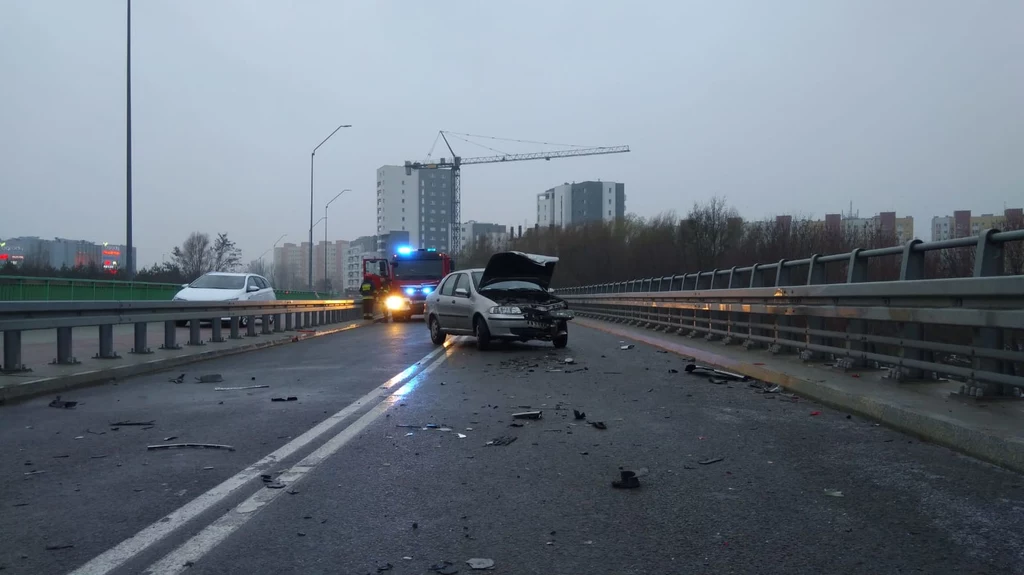 Kierowca fiata na oblodzonym wiadukcie wpadł w poślizg...