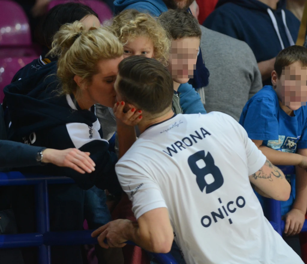 Zofia Zborowska i Andrzej Wrona całują się Zofia Zborowska i Andrzej Wrona całują się