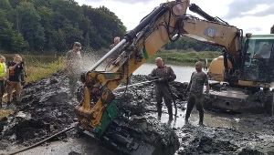 8 września, z chwilą, gdy sfinansowana przez firmę Paxbud Professional i Dariusza Dybowskiego koparka zaczęła pracę w błotnistej mazi, niemalże od razu okazało się, że kryją się w niej spore ilości samolotowych części