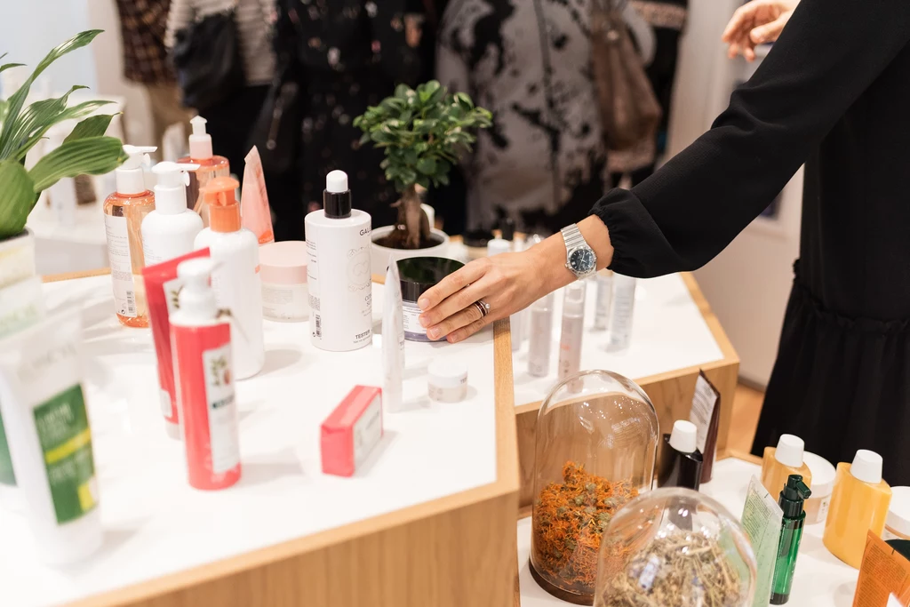 Zaproszonych gości przywitał Philippe Coudiere, Dyrektor Generalny Pierre Fabre Dermo-Cosmetique Polska. goście mogli zapoznać się z bogatą ofertą 7 marek dermokosmetycznych do pielęgnacji twarzy, ciała i włosów Pierre Fabre Dermo-Cosmetique, a także skorzystać z porad dermokonsultantki oraz przeprowadzić badanie skóry twarzy oraz skóry głowy za pomocą wyspecjalizowanych urządzeń. Zaproszonych gości przywitał Philippe Coudiere, Dyrektor Generalny Pierre Fabre Dermo-Cosmetique Polska. goście mogli zapoznać się z bogatą ofertą 7 marek dermokosmetycznych do pielęgnacji twarzy, ciała i włosów Pierre Fabre Dermo-Cosmetique, a także skorzystać z porad dermokonsultantki oraz przeprowadzić badanie skóry twarzy oraz skóry głowy za pomocą wyspecjalizowanych urządzeń.