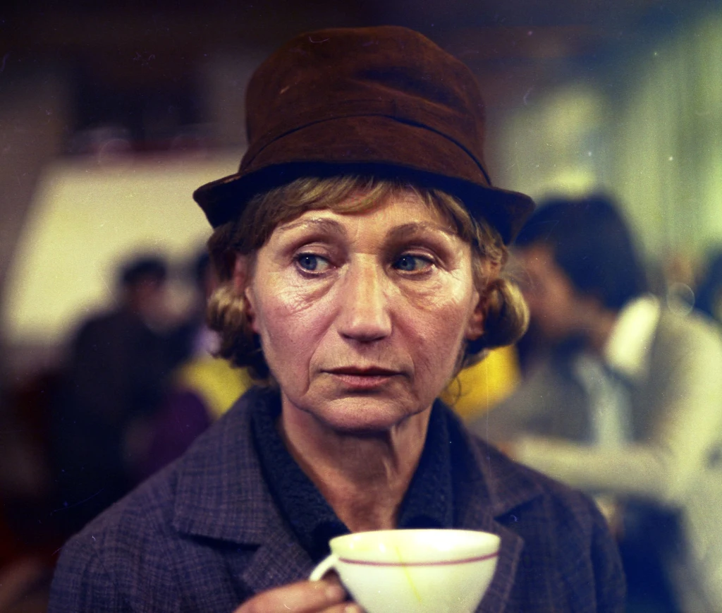 Ryszarda Hanin - kadr z filmu "Drzwi w murze" Ryszarda Hanin - kadr z filmu "Drzwi w murze"