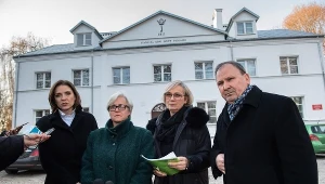 Posłanki PO Joanna Mucha, Dorota Niedziela oraz Joanna Kluzik-Rostkowska i poseł Stanisław Żmijan podczas konferencji prasowej, w ramach interwencji poselskiej w Stadninie Koni Janów Podlaski w Janowie Podlaskim
