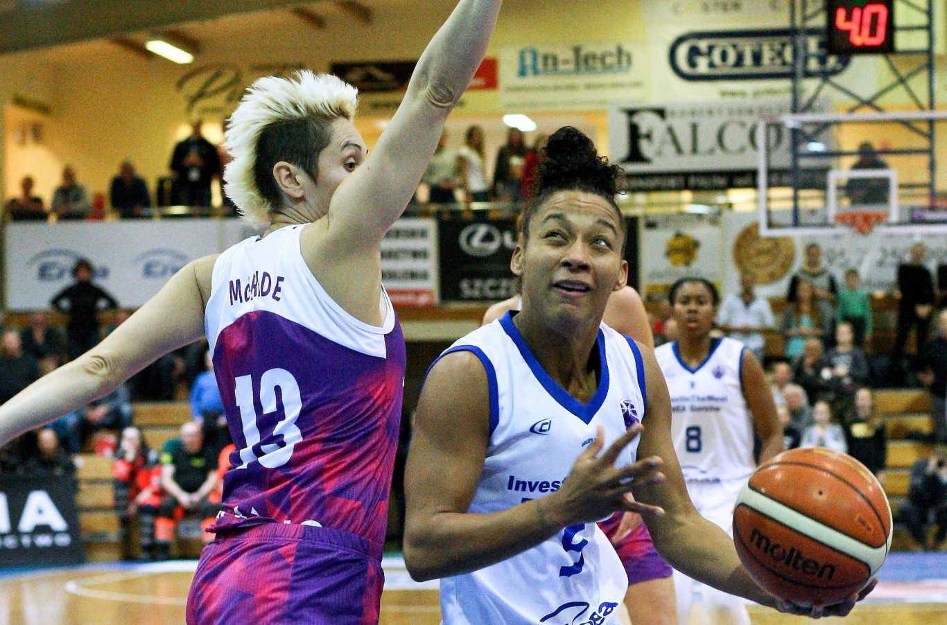 Koszykarka InvestInTheWest Enei Sharnee Zoll-Norman (z prawej) i Julie McBride z Artego Bydgoszcz Koszykarka InvestInTheWest Enei Sharnee Zoll-Norman (z prawej) i Julie McBride z Artego Bydgoszcz