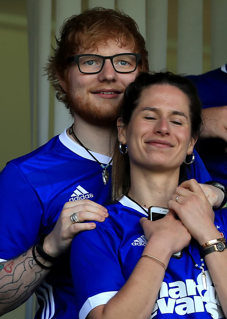 Ed Sheeran i Cherry Seaborn na stadionie Ipswich Town w kwietniu 2018 r.