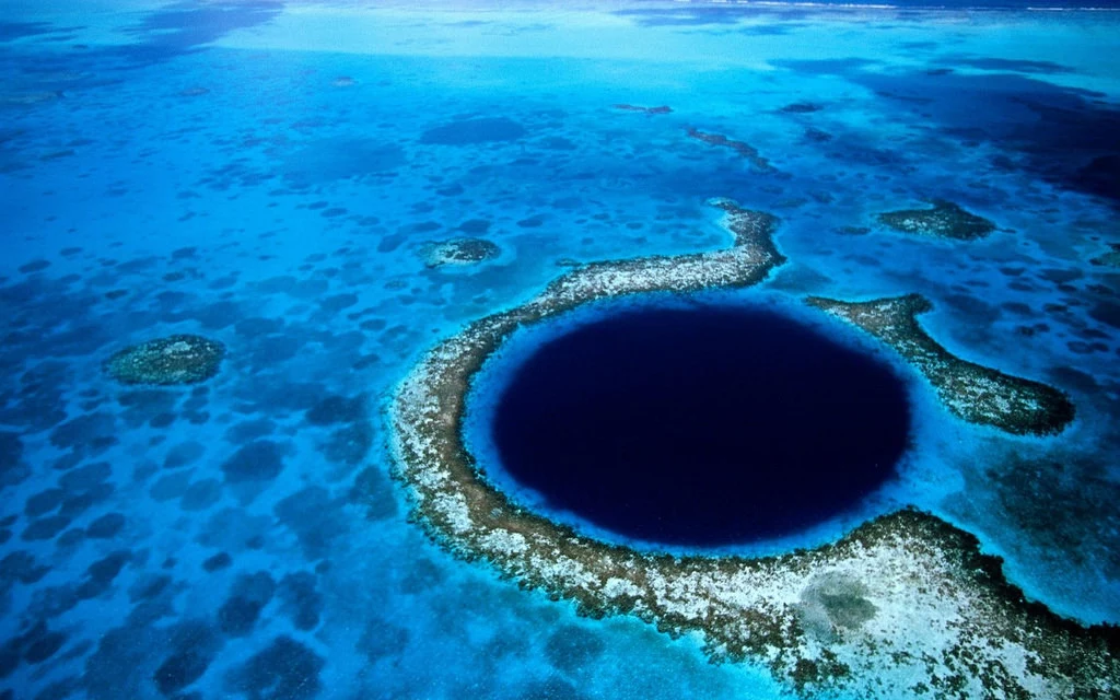 Great Blue Hole nie bez przyczyny rozpala wyobraźnię badaczy z całego świata