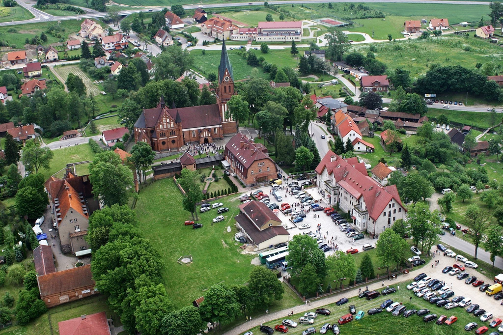 Bazylika w Gietrzwałdzie z ltu ptaka