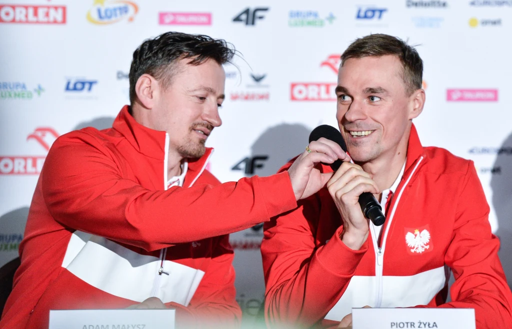 Adam Małysz (z lewej) oraz Piotr Żyła