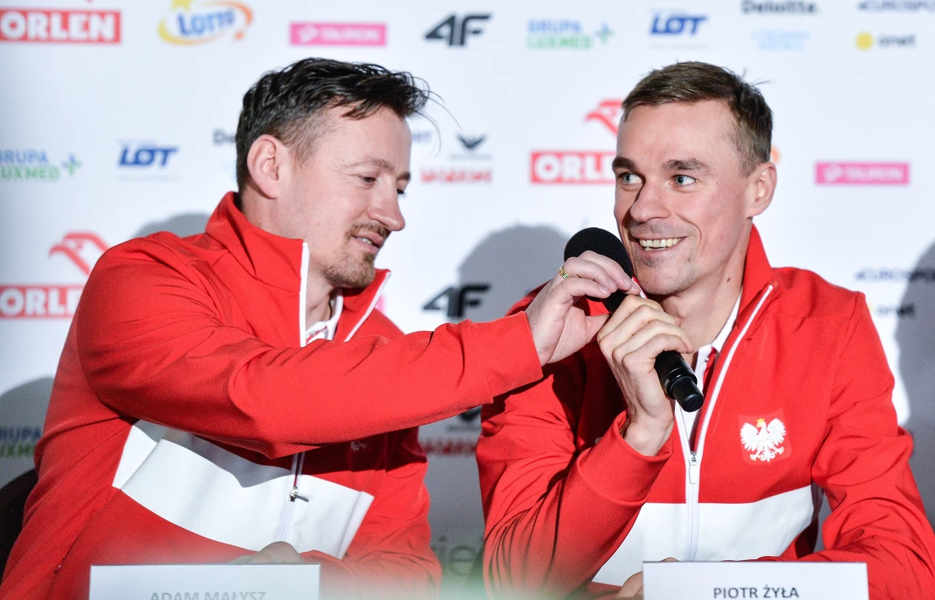 Adam Małysz (z lewej) oraz Piotr Żyła