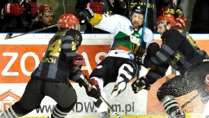 Zawodnik GKS Tychy Bartosz Ciura (C) oraz Mateusz Bepierszcz (L) i Michal Vachovec (P) z Comarch Cracovii 