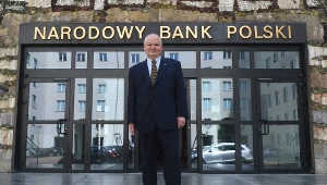 Adam Glapiński przed siedzibą NBP