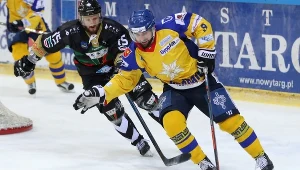 Bartłomiej Neupeur z TatrySki Podhala (przy krążku, za nim Gleb Klimenko z GKS Tychy) dostał powołanie na grudniowe zgrupowanie reprezentacji Polski.