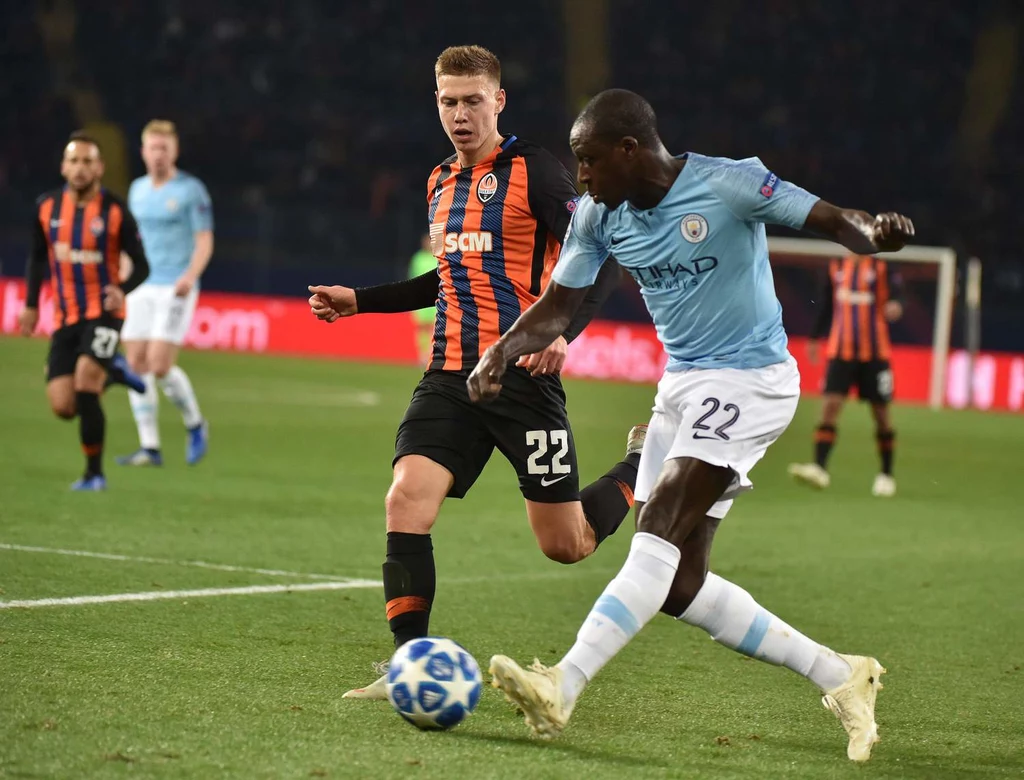 Benjamin Mendy w starciu z Mykołą Matwijenką z Szachtara w meczu Ligi Mistrzów.