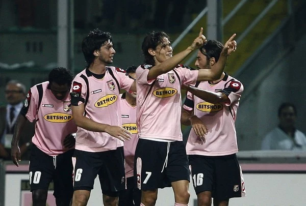 Edinson Cavani w bawarch Palermo