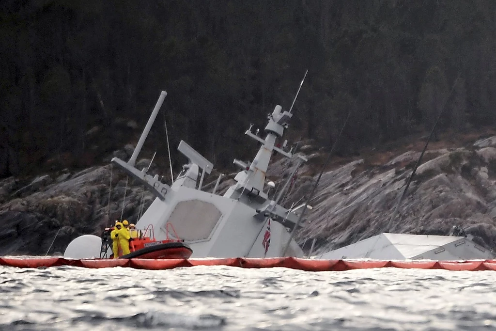 Tonąca fregata "Helge Ingstad"