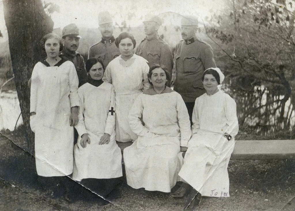Kobiety w służbie medycznej akceptowano, ale tylko na tyłach. Fotografia wykonana w Wadowicach w 1915 roku