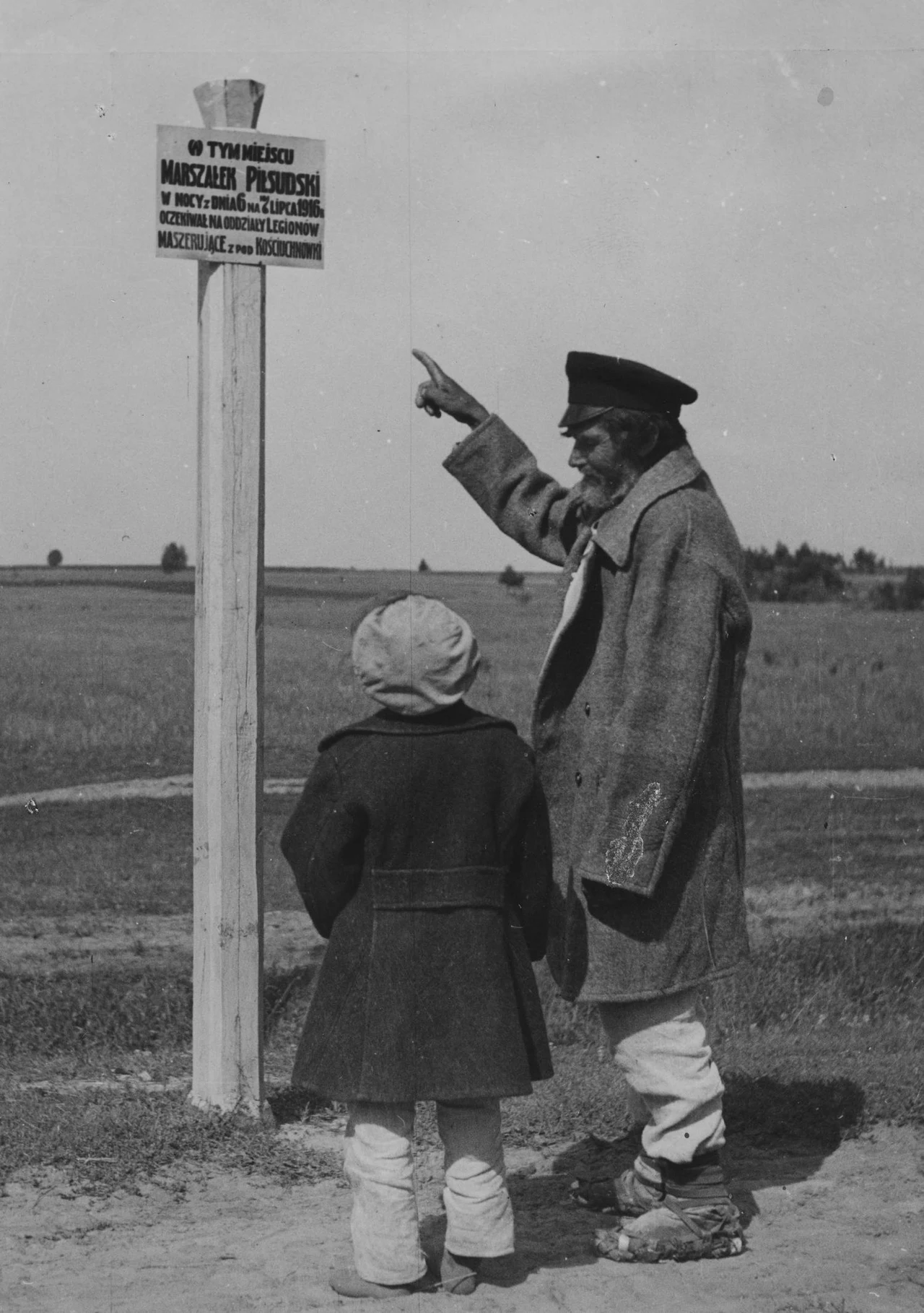 Tablica w Maniewiczach upamiętniająca pobyt Legionistów. O powieszonych chłopcach ani słowa Tablica w Maniewiczach upamiętniająca pobyt Legionistów. O powieszonych chłopcach ani słowa
