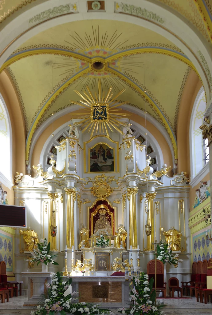 Wnętrze janowskiego kościoła z obrazem Matki Bożej Janowskiej