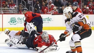 Pontus Aberg z Anaheim Ducks pokonuje Bradena Holtby'ego z Washington Capitals i zdobywa gola na 6-5