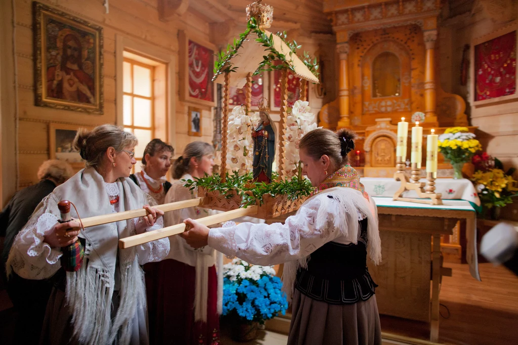 Wnętrze sanktuarium w Wiktorówkach