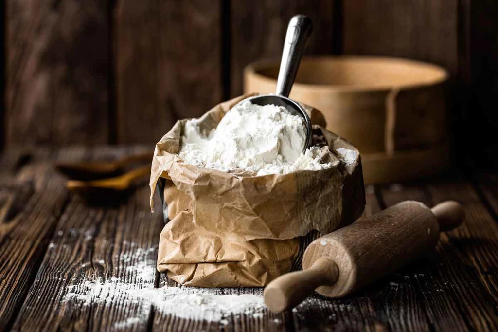 Jeśli nie możesz  jeść glutenu… Sięgnij po mąkę  ryżową, kukurydzianą,   gryczaną lub z prosa. 