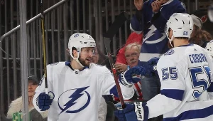 Nikita Kuczerow cieszy się po zdobyciu bramki