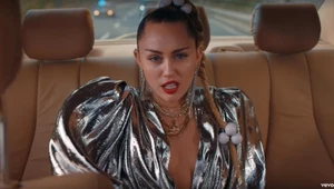 Miley Cyrus w teledysku "Nothing Breaks Like a Heart" 