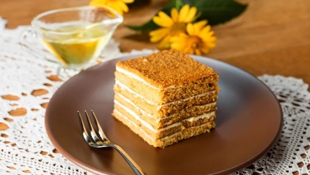 Czeski placek z kruchym spodem, budyniowo- modowym nadzieniem i delikatnym wierzchem
