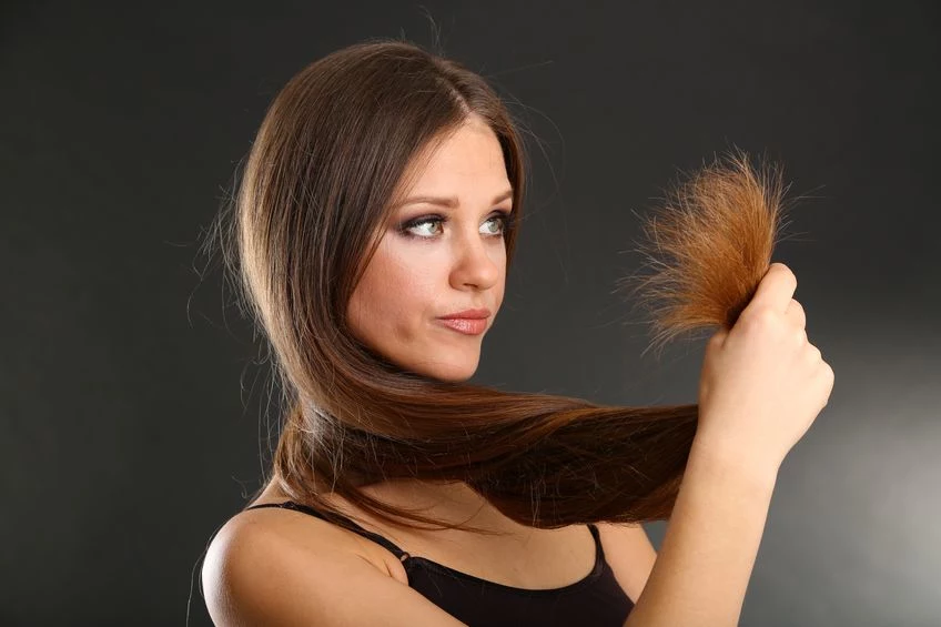 Największą bolączką posiadaczek długich włosów są rozdwojone końcówki