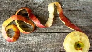 Nie wyrzucaj skórek z jabłek. Mogą się przydać na wiele sposobów