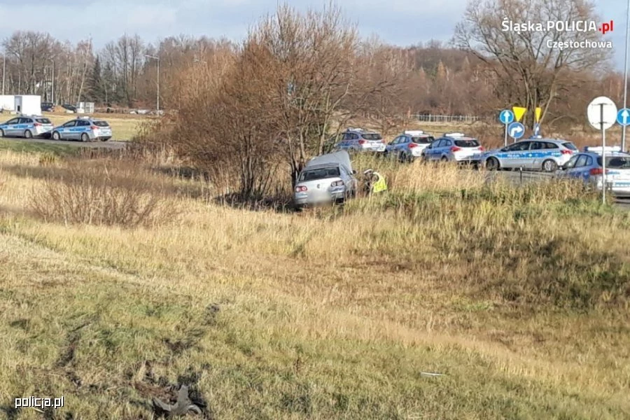 Samochód zjechał z drogi i zatrzymał się na drzewie, tuż obok radiowozów