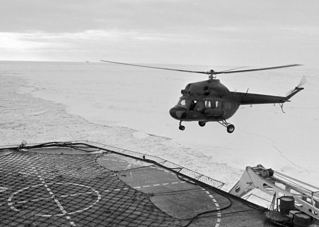 Mi-2 ląduje na lodołamaczu "Lenin"