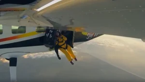 Skok z matką ze spadochronem. Kadr z programu "50 Ways To Kill Your Mammy"