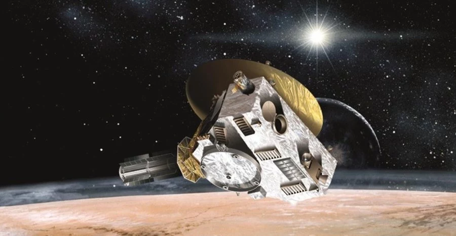 Sonda New Horizons nad Plutonem z anteną skierowaną ku Słońcu i Ziemi - wizja artystyczna 