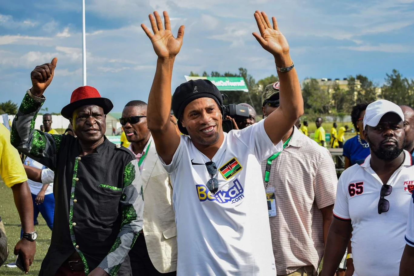 Ronaldinho podczas niedawnej wizyty w... Kenii Ronaldinho podczas niedawnej wizyty w... Kenii