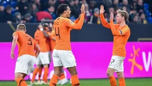 Frenkie de Jong (z prawej) - mimo młodego wieku, pewny punkt reprezentacji Holandii i Ajaksu Amsterdam