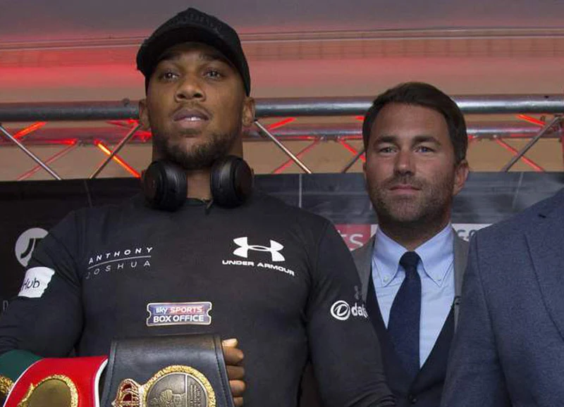 Anthony Joshua (z lewej) i Eddie Hearn