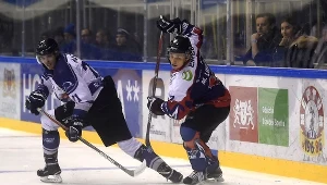 Hokeista MH Automatyki Gdańsk Szymon Marzec (L) i Miłosz Lidtke (P) z KH Energą Toruń