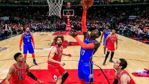 Obrońca Oklahoma City Thunder Dennis Schroder (2-P) rzuca między koszykarzami Chicago Bulls: Ryanem Arcidiacono (C) i Chandlerem Hutchisonem (L) .