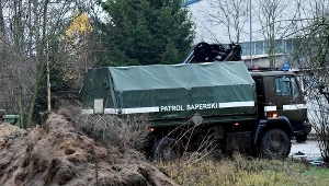 Saperzy w miejscu znalezienia bomby lotniczej w Policach