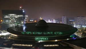  Hasło "Politicians talk leaders act!" (politycy gadają, przywódcy działają) wyświetlone przez działaczy Greenpeace na katowickim Spodku