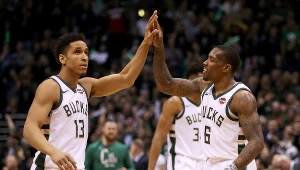 Malcolm Brogdon (z lewej) i Eric Bledsoe z Milwaukee Bucks