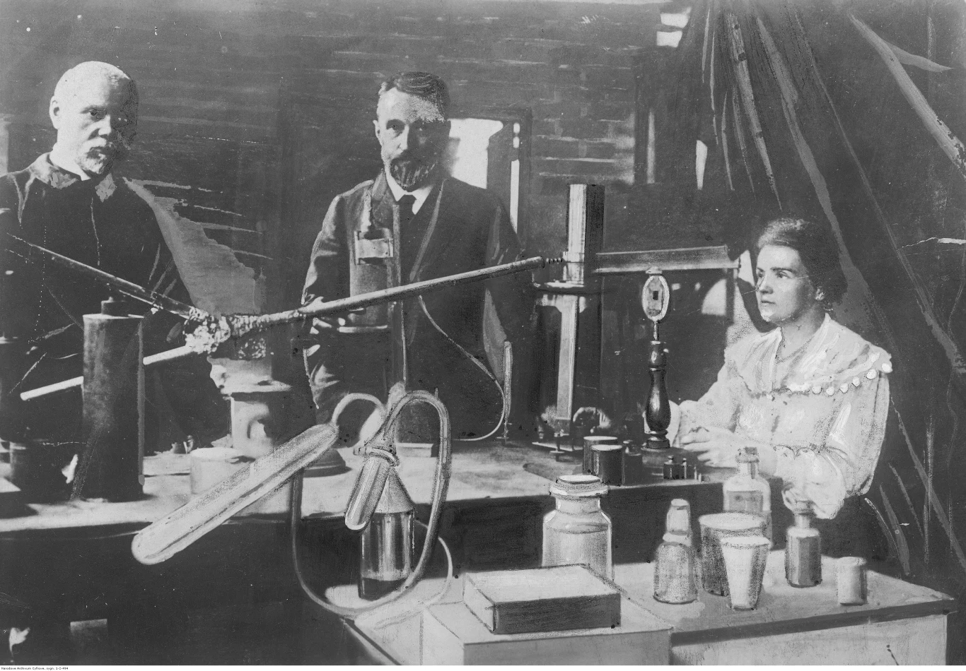 Maria Skłodowska-Curie i jej mąż Pierre (w środku) w laboratorium (fotografia oryginalna wykonana przed 1906 rokiem, która znalazła się w zasobie "Ilustrowanego Kuriera Codziennego" Maria Skłodowska-Curie i jej mąż Pierre (w środku) w laboratorium (fotografia oryginalna wykonana przed 1906 rokiem, która znalazła się w zasobie "Ilustrowanego Kuriera Codziennego"