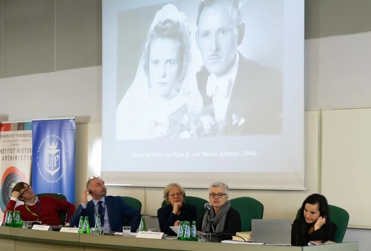 Od lewej: dr Mirosław Sikora, prof. Hubert Chudzio, dr Insa Eschebach, dr Dorothee Schmitz-Koester i dr Beata Kozaczyńska Od lewej: dr Mirosław Sikora, prof. Hubert Chudzio, dr Insa Eschebach, dr Dorothee Schmitz-Koester i dr Beata Kozaczyńska