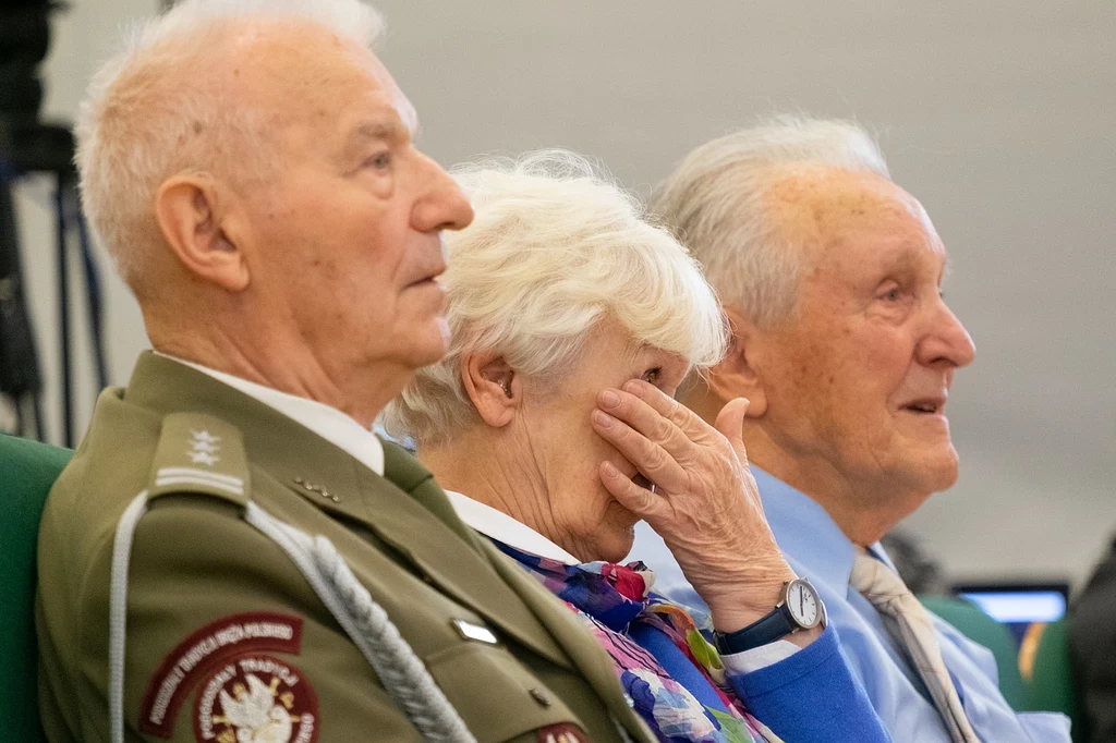 Zrabowane dzieci, świadkowie historii (od lewej): Józef Sowa, Barbara Paciorkiewicz, Janusz Bukorzycki Zrabowane dzieci, świadkowie historii (od lewej): Józef Sowa, Barbara Paciorkiewicz, Janusz Bukorzycki