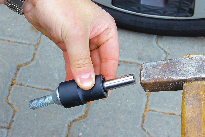 wybicie śruby z nasadki wybicie śruby z nasadki