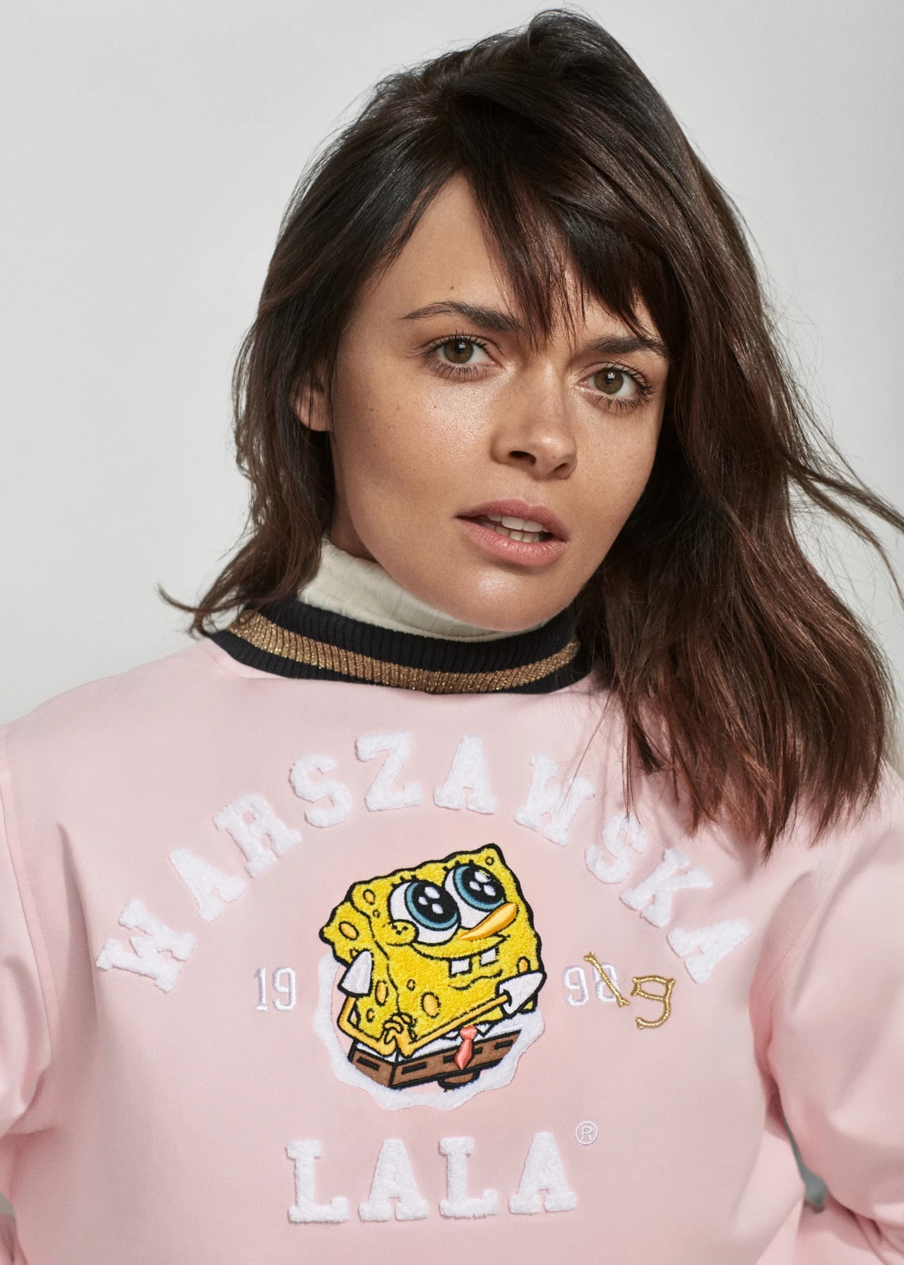 Na kolekcję SpongeBob Gold składają się przede wszystkim oversizowe bluzy, t-shirty z nadrukami oraz spodnie dresowe i bielizna. Wizerunek SpongeBoba i Patryka pojawił się także na wielu dodatkach, w tym na kolorowych skarpetkach, torbach oraz paskach. Na kolekcję SpongeBob Gold składają się przede wszystkim oversizowe bluzy, t-shirty z nadrukami oraz spodnie dresowe i bielizna. Wizerunek SpongeBoba i Patryka pojawił się także na wielu dodatkach, w tym na kolorowych skarpetkach, torbach oraz paskach.