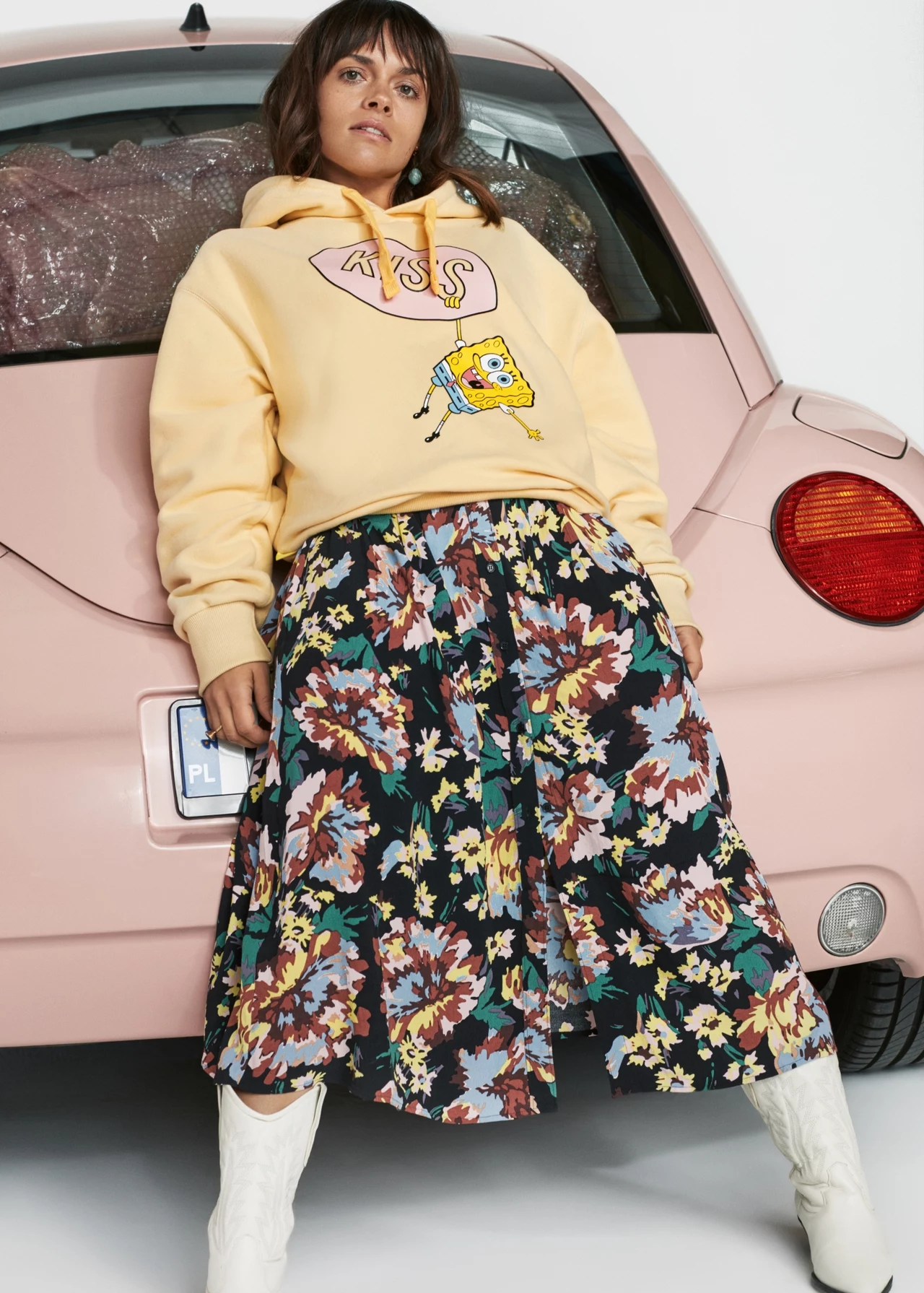Na kolekcję SpongeBob Gold składają się przede wszystkim oversizowe bluzy, t-shirty z nadrukami oraz spodnie dresowe i bielizna. Wizerunek SpongeBoba i Patryka pojawił się także na wielu dodatkach, w tym na kolorowych skarpetkach, torbach oraz paskach. Na kolekcję SpongeBob Gold składają się przede wszystkim oversizowe bluzy, t-shirty z nadrukami oraz spodnie dresowe i bielizna. Wizerunek SpongeBoba i Patryka pojawił się także na wielu dodatkach, w tym na kolorowych skarpetkach, torbach oraz paskach.