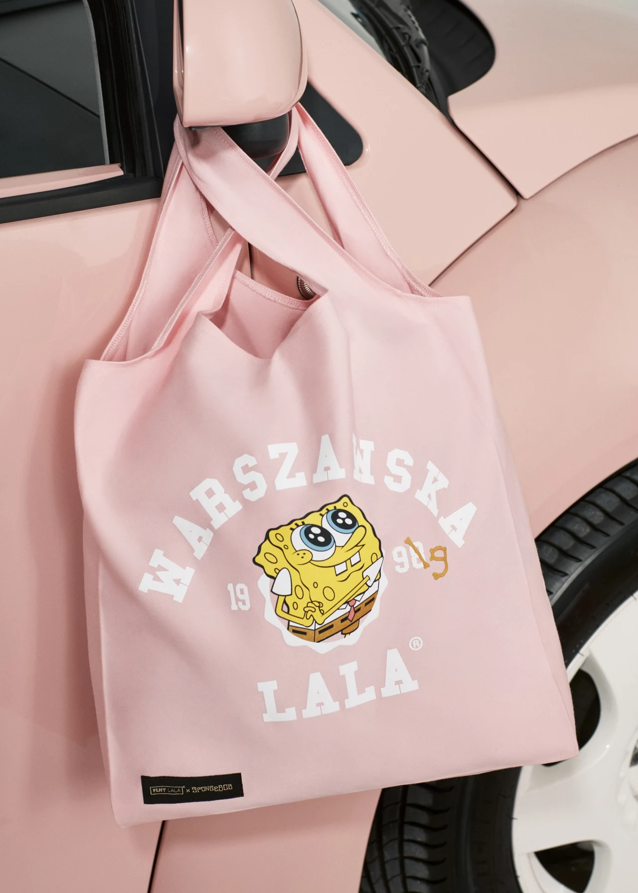Na kolekcję SpongeBob Gold składają się przede wszystkim oversizowe bluzy, t-shirty z nadrukami oraz spodnie dresowe i bielizna. Wizerunek SpongeBoba i Patryka pojawił się także na wielu dodatkach, w tym na kolorowych skarpetkach, torbach oraz paskach. Na kolekcję SpongeBob Gold składają się przede wszystkim oversizowe bluzy, t-shirty z nadrukami oraz spodnie dresowe i bielizna. Wizerunek SpongeBoba i Patryka pojawił się także na wielu dodatkach, w tym na kolorowych skarpetkach, torbach oraz paskach.